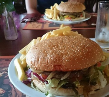 giant big willy met frites.jpg