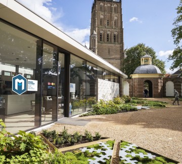 Musea Zutphen - Schelpenpoort entree en tuin - Foto Joep Jacobs MET LOGO.jpg
